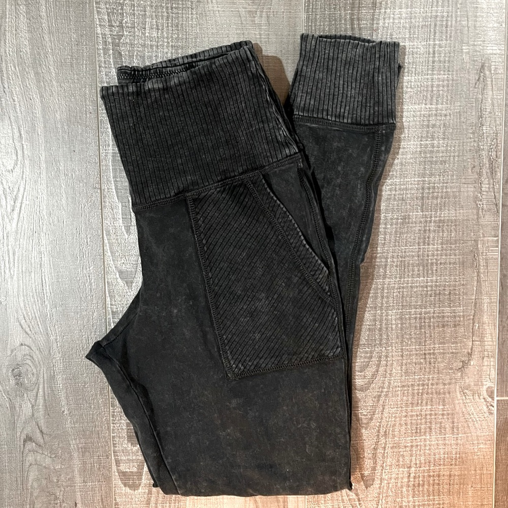 Aerie Acid Wash Leggings with pockets. Size M.